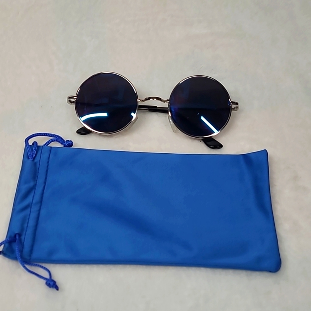 Sunglasses with cloth blue case